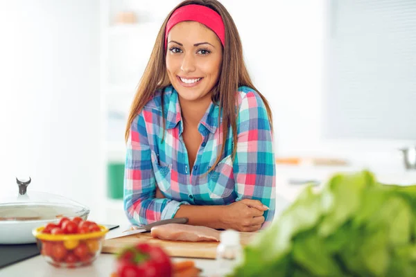 Giovane Donna Che Pasto Sano Cucina Domestica — Foto Stock