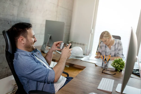 Fröhlicher Unternehmer Fotografiert Junge Kollegin Büro — Stockfoto