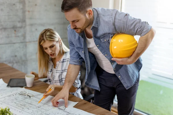 Jóvenes Colegas Arquitectos Analizan Planos Oficina — Foto de Stock