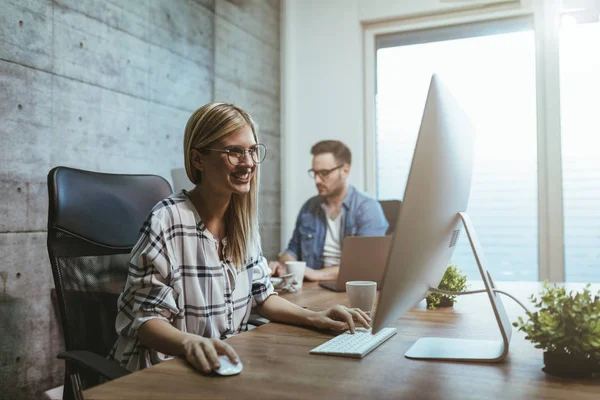 Ung Framgångsrik Affärskvinna Och Affärsman Som Arbetar Kontor — Stockfoto