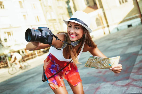 Junge Touristin Hält Karte Der Hand Und Fotografiert Mit Digitalkamera — Stockfoto