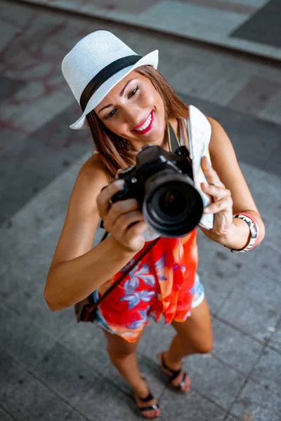 Jovem Mulher Turista Segurando Mapa Tirando Foto Com Câmera Digital — Fotografia de Stock