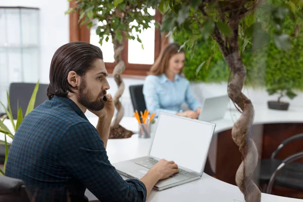 Ung Affärskvinna Och Affärsman Analysera Projekt Office — Stockfoto