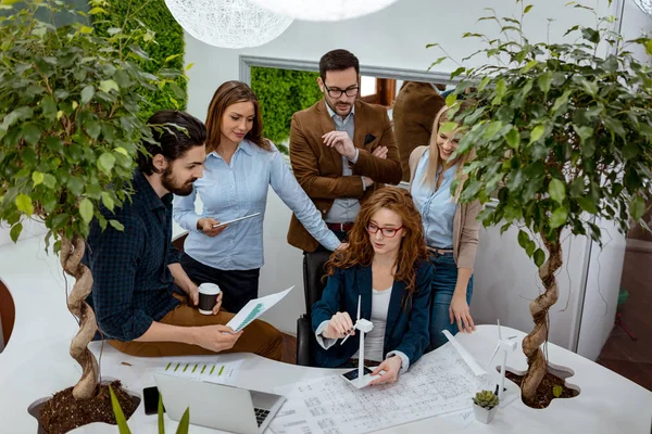 Equipo Jóvenes Ingenieros Discutiendo Sobre Proyecto Energía Alternativa Con Miniaturas — Foto de Stock