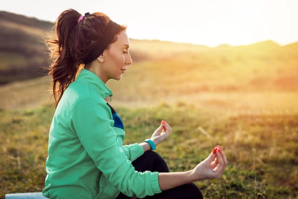 Junge Frau Macht Yoga Übungen Auf Einer Wiese Bei Sonnenuntergang — Stockfoto
