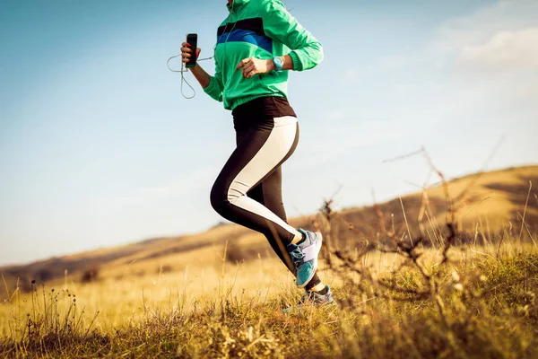 Jovem Mulher Esportiva Com Fones Ouvido Correndo Livre — Fotografia de Stock