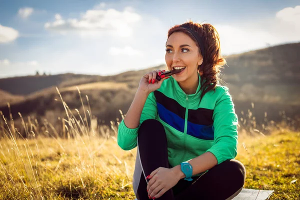 Unga Fitness Kvinna Vila Och Äta Energiska Bar Efter Hård — Stockfoto