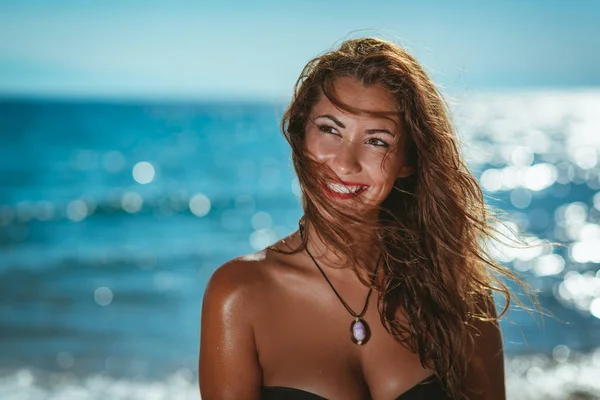 Portret Młodej Kobiety Uśmiechający Się Plaży — Zdjęcie stockowe
