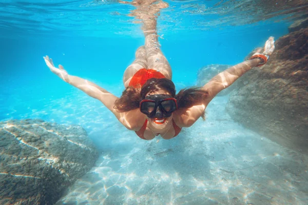 Junge Frau Taucht Unter Wasser Blaues Meer — Stockfoto