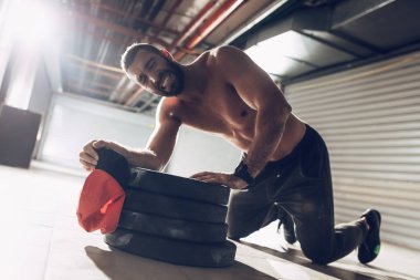 Genç tükenme kaslı adam ağır karşılıklı eğitimlerde sonra dinlenme