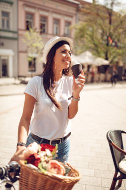 Genç kadın yeme dondurma şehir meydanında gülümseyen güneşli günde