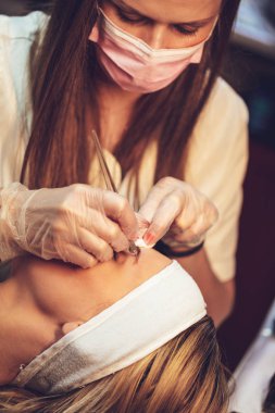 Modellemek için kaslar üzerinde çizim Japon yöntemi uygulayarak güzellik uzmanı