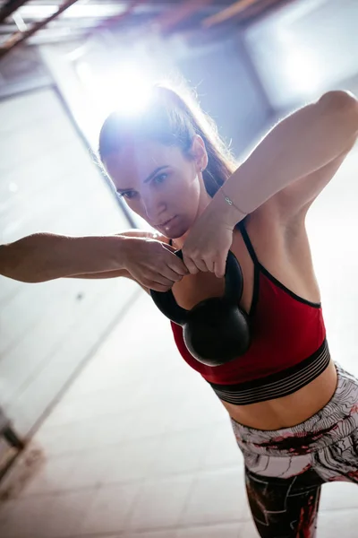 Mujer Muscular Joven Haciendo Ejercicio Alta Tracción Con Kettlebell Entrenamiento — Foto de Stock