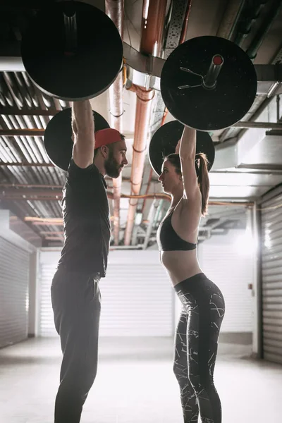 Jeune Couple Musclé Faisant Exercice Squat Aérien Avec Haltère Sur — Photo