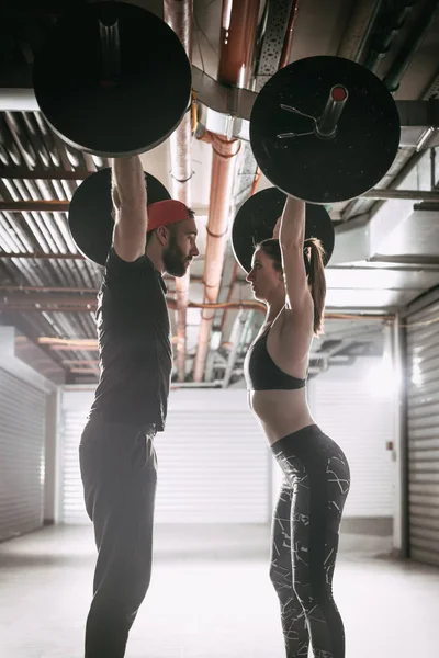 Jovem Casal Muscular Fazendo Exercício Agachamento Aéreo Com Barbell Cross — Fotografia de Stock