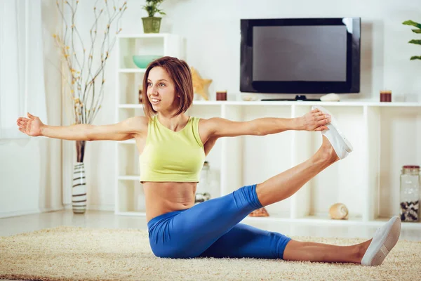 Giovane Donna Fitness Che Esercizi Stretching Soggiorno Nella Anteriore — Foto Stock