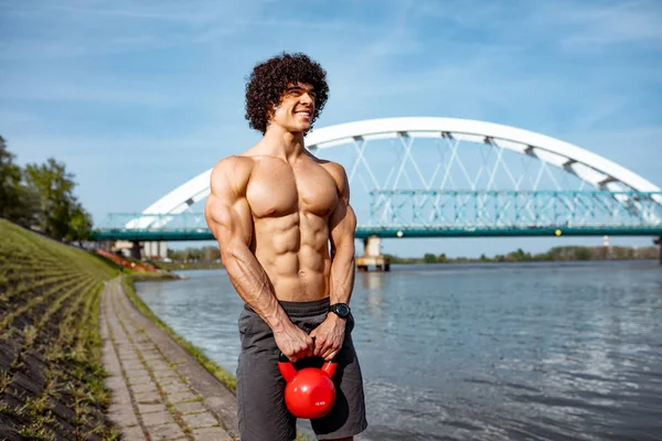 Bodybuilder Που Κάνει Ισχυρό Κατάλληλο Σώμα Κατάρτιση Kettlebell Κοντά Ποταμός — Φωτογραφία Αρχείου