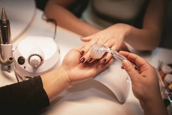 Esthéticienne Polissage Des Ongles Féminins Avec Lime Ongles Dans Salon — Photo