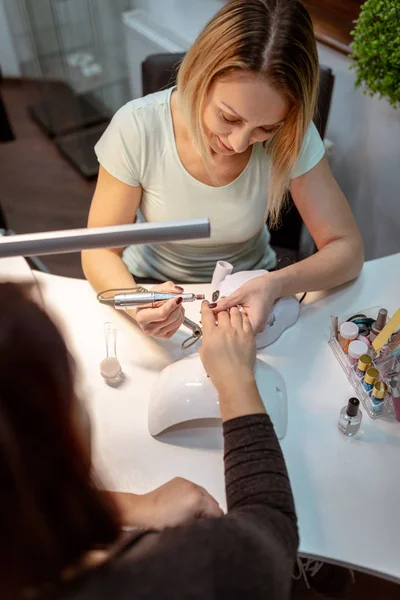 Beautician Puliendo Uñas Femeninas Con Lima Uñas Salón Belleza —  Fotos de Stock