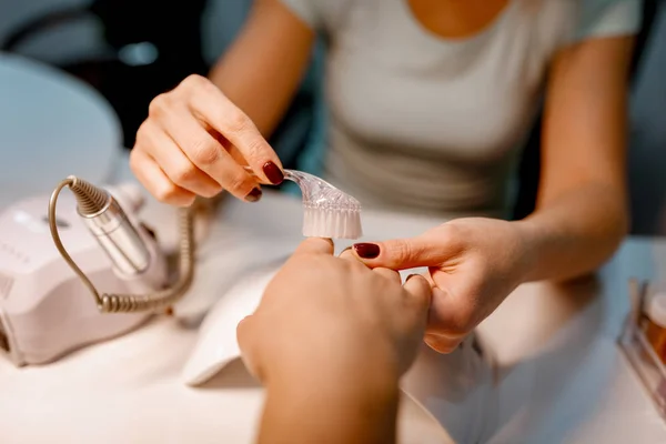 Esthéticienne Polissage Des Ongles Féminins Avec Lime Ongles Dans Salon — Photo