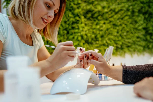 ビューティー サロンに爪やすりで爪の研磨女性美容師 — ストック写真