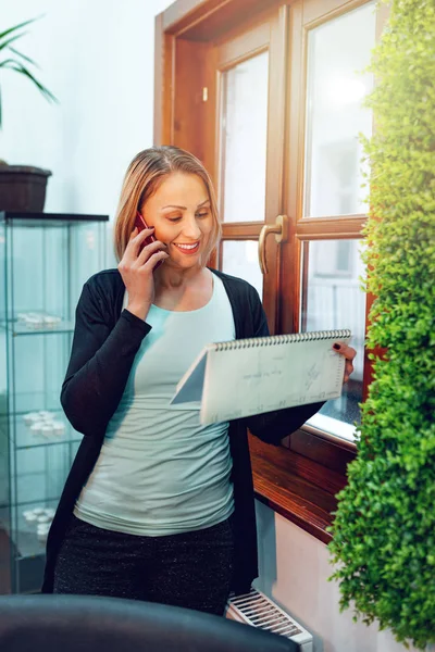 Volwassen Ondernemer Ontspannen Kantoor Praten Smartphone — Stockfoto