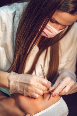 Modellemek için kaslar üzerinde çizim Japon yöntemi uygulayarak güzellik uzmanı