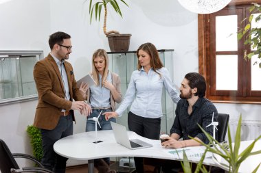 genç mühendisler yel değirmenleri enerji proje Office söz