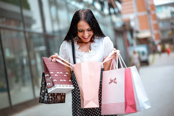 Jovem Mulher Compras Passa Olhando Para Saco Compras — Fotografia de Stock