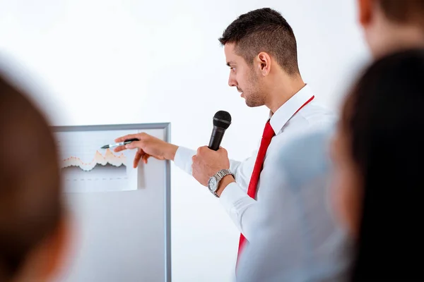 Ung Affärsman Står Framför Blädderblock Och Med Presentation — Stockfoto