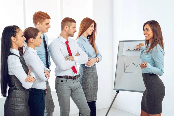 Ung Affärskvinna Står Framför Blädderblock Och Med Presentation — Stockfoto