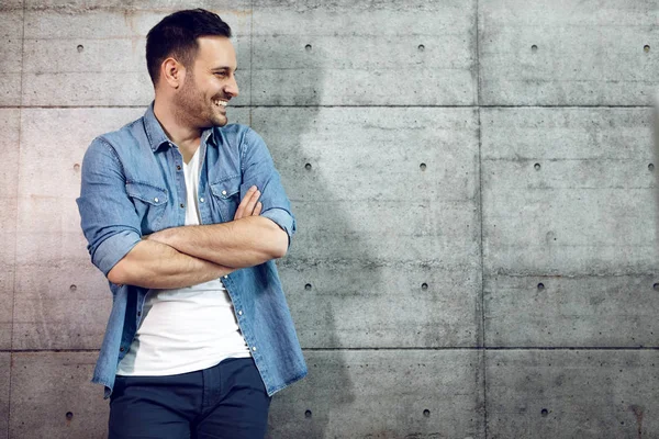 Jeune Entrepreneur Souriant Debout Devant Mur Béton Avec Les Mains — Photo