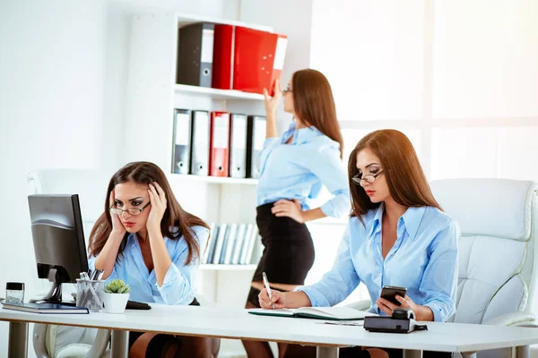 Multitasking Jovem Secretário Sensual Trabalhando Duro Escritório — Fotografia de Stock