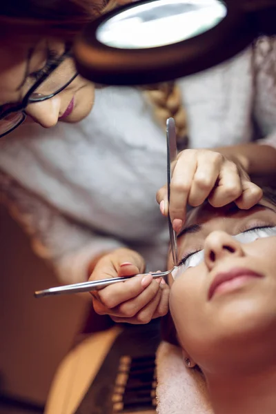 Vista Próxima Esteticista Aplicando Pestanas Estendidas Para Mulher Jovem — Fotografia de Stock