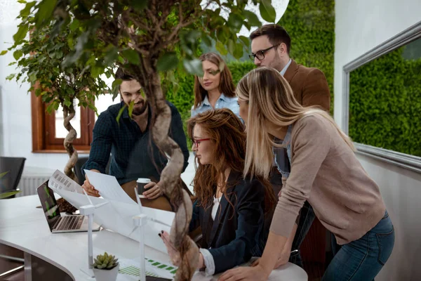 Team Giovani Ingegneri Che Discutono Del Progetto Energia Alternativa Con — Foto Stock