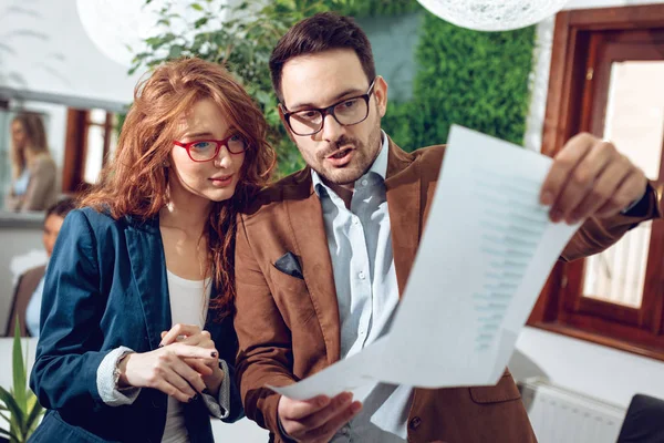 Jonge Collega Analyseren Project Voor Alternatieve Energie Met Miniaturen Van — Stockfoto