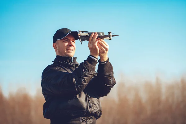 Młody Człowiek Gospodarstwa Drone Kalibracja Przygotowanie Startu — Zdjęcie stockowe