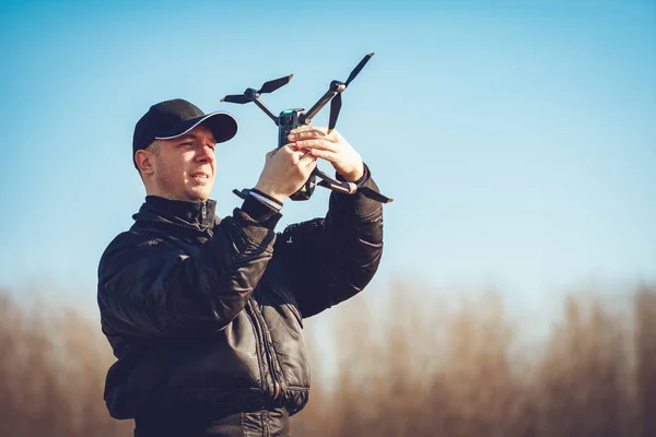 Młody Człowiek Gospodarstwa Drone Kalibracja Przygotowanie Startu — Zdjęcie stockowe