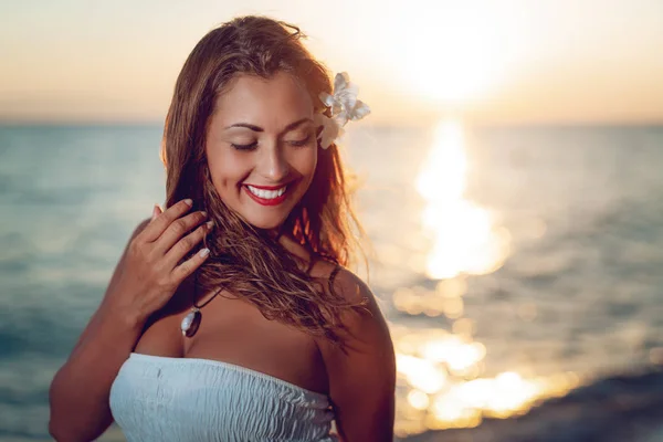 Portrait Jeune Femme Avec Fleur Dans Les Cheveux Sur Plage — Photo