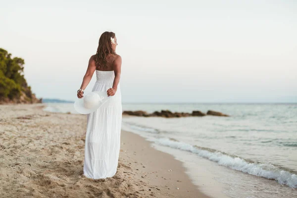 Jovem Mulher Sorridente Vestido Branco Com Chapéu Verão Posando Praia — Fotografia de Stock
