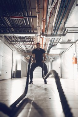 birlikte ipler garaj spor salonunda egzersiz kas genç adam