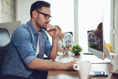 Genç başarılı işkadını ve çalışma office iş adamı