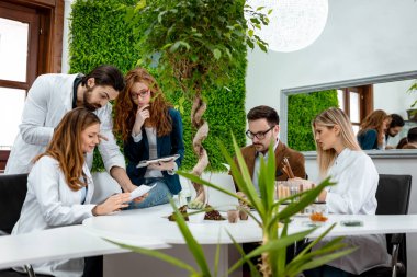 Brüksel lahanası ve örnek bitki Analizi denetimini alarak biyolog meslektaşları deneme