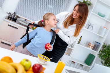 Genç Anne kızı okul için hazırlanıyor