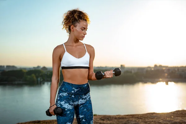 Junge Fitness Frau Beim Workout Mit Kurzhanteln Fluss Bei Sonnenuntergang — Stockfoto