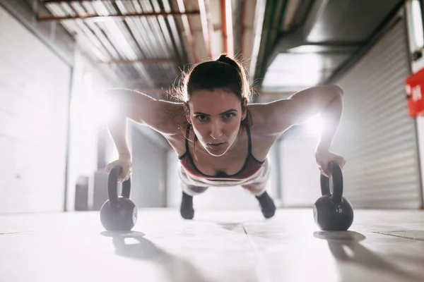 Mujer Muscular Joven Haciendo Ejercicio Con Kettlebells Entrenamiento Duro — Foto de Stock