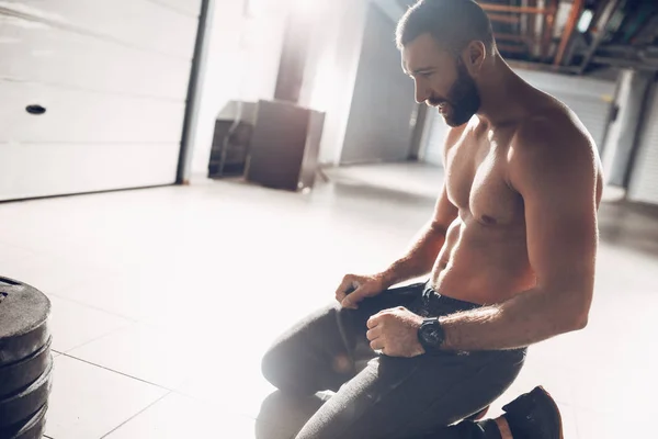 Jovem Exaustão Muscular Homem Descansando Após Pesado Treinamento Duro Garagem — Fotografia de Stock