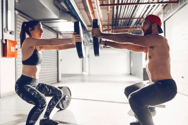 Jeune Couple Musclé Faisant Exercice Dur Avec Des Poids Sur — Photo