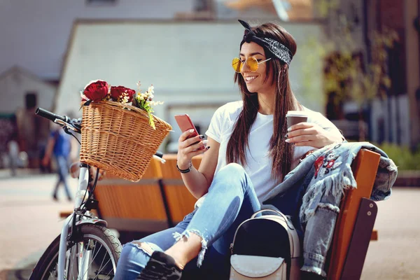 Jovem Com Bicicleta Com Cesta Flores Usando Smartphone Beber Café — Fotografia de Stock