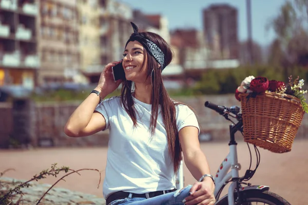Ung Kvinna Med Cykel Med Blomsterkorg Med Smartphone — Stockfoto